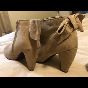 Size 8/9 Women’s Booties - Tan